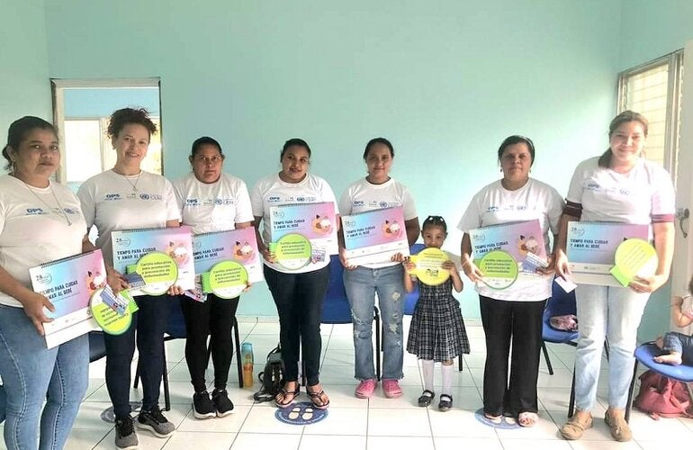 Voluntarias en El Paraíso muestran los materiales que usan para capacitar a la comunidad