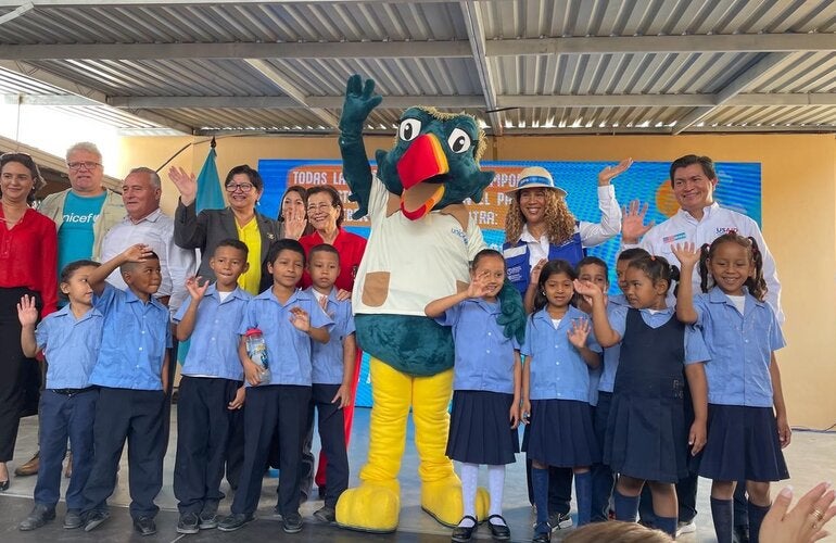 La mascota Máximo con autoridades en la inauguración de la Jornada de Vacunación