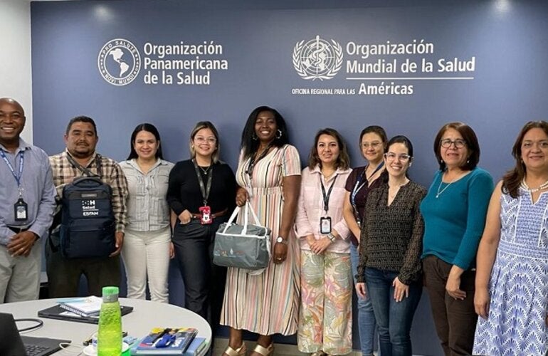 Funcionarios de salud y desarrollo social junto a OPS por la salud maternoinfantil