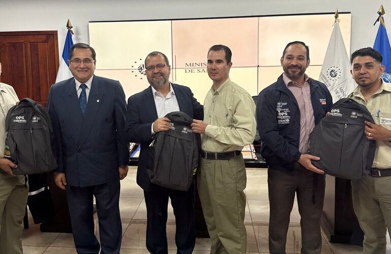 entrega donativo promotores