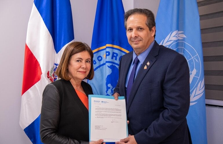 Ministro de Salud Pública visita instalaciones de la OPS y se reúne con equipo