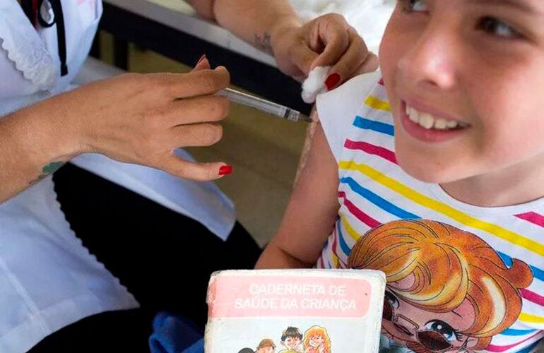 foto niño vacunando