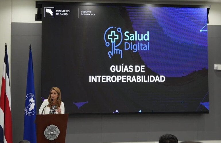 Ministra de Salud durante su presentación