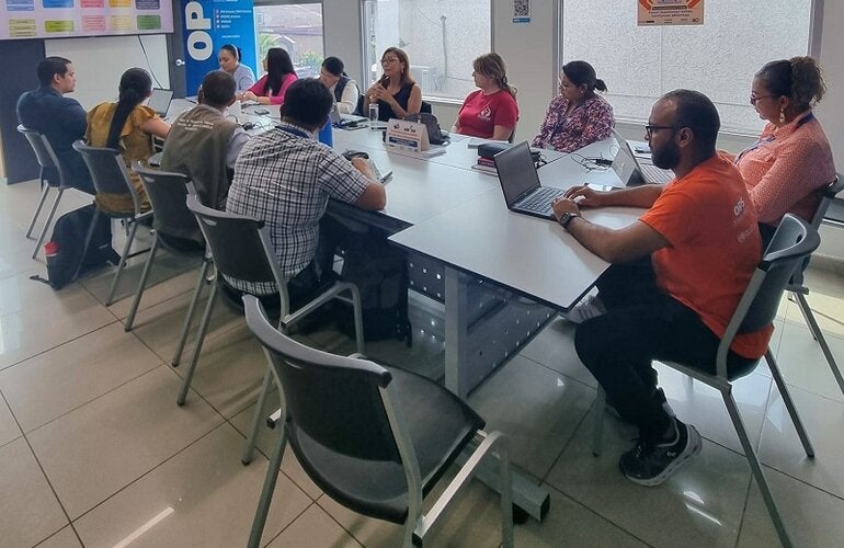 Equipos de SESAL y de OPS en la construcción de la Estrategia de Comunicación de Riesgos