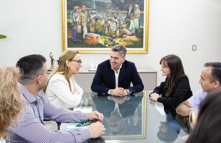 Foto de la reunión entre el equipo de OPS y autoridades de Chaco