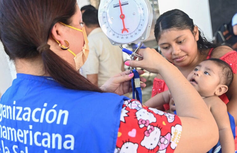 Tomando nota  del peso de un bebé