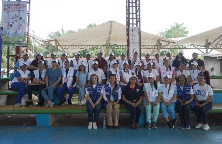 grupo de vacunadoras y OPS