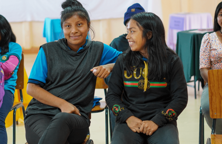Dos adolescentes sonriendo