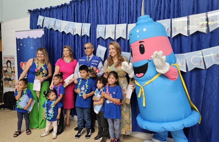 Autoridades, Navacu y algunos de los niños que fueron vacunados