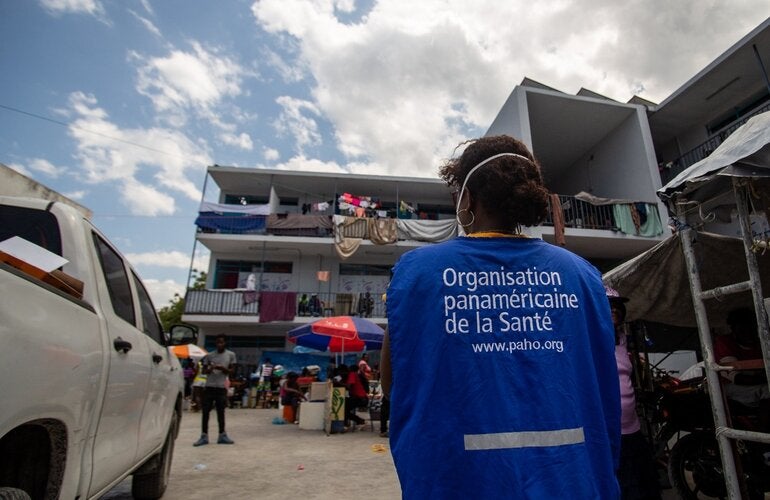 Un personnel de l’OPS dans un site de déplacé à Port-au-Prince