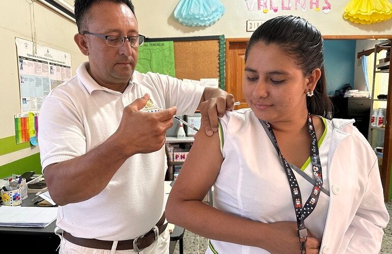 Personal de salud es vacunado en Honduras