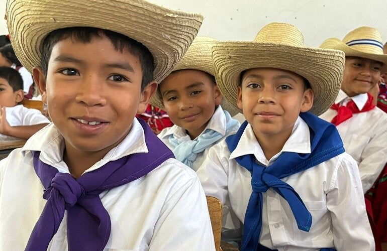 Niños con vestido típico-Campaña Nacional de Desparasitación 2024