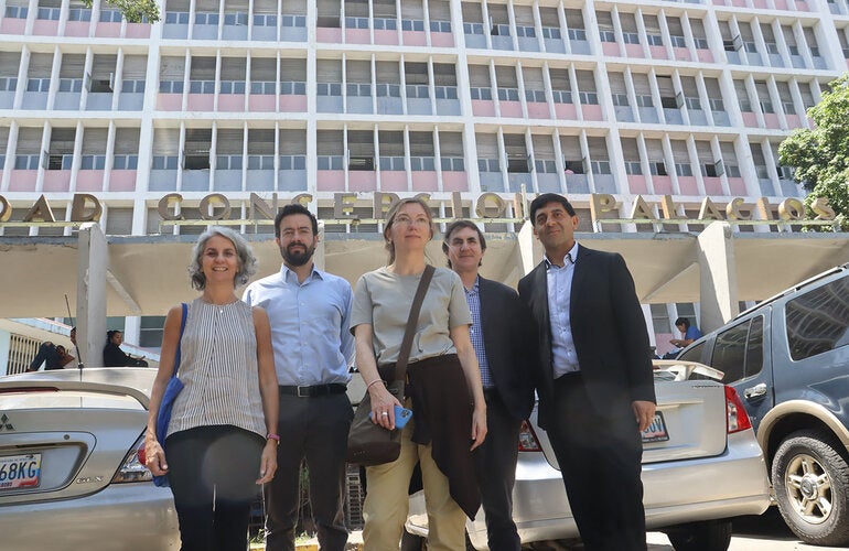 Myrna Martí, Sebastián García, Andrea Gerger, Ludovic Reveiz y Antonio Sanhueza, del departamento de EIH, frente a la maternidad Concepción Palacios, en Caracas