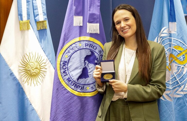 Foto de Gianella Severini con el premio
