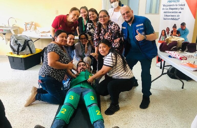 Melvin Chávez y Paola Barrientos facilitan el Taller práctico sobre uso de traje antichoque