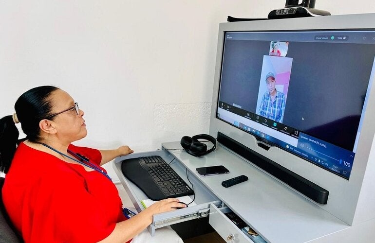 profesional de salud brindando atención en teleclínica de Danlí