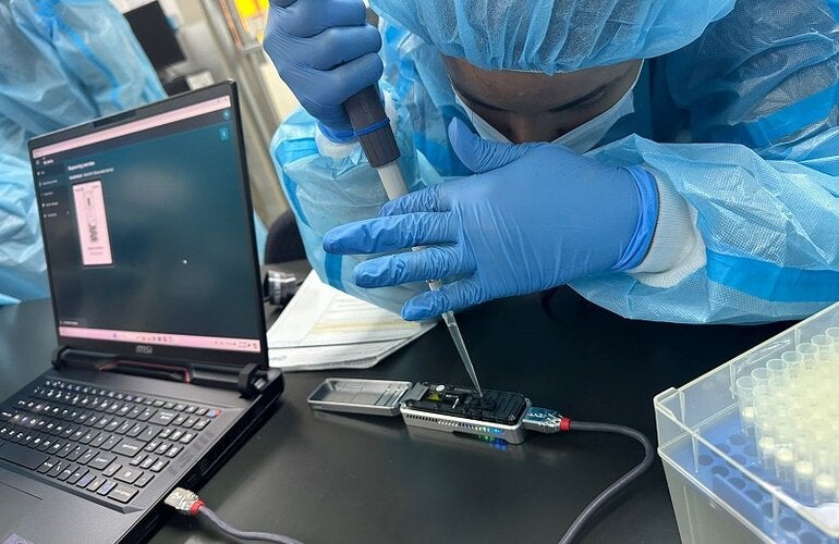 personal del laboratorio de genómica realiza pruebas