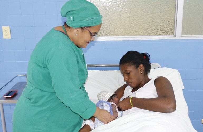 Enfermera cuida a la madre y su bebé