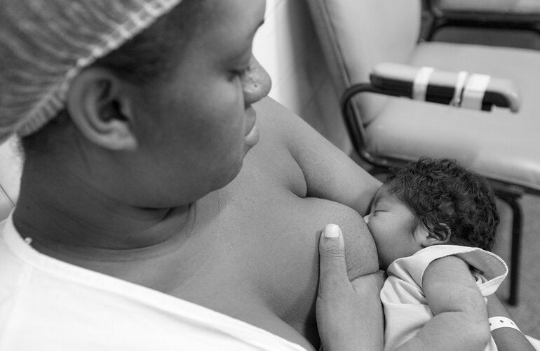 Mãe amamentando bebê