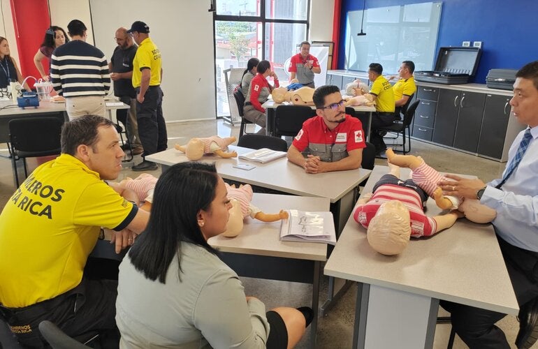 Participantes durante uno de los ejercicios del curso