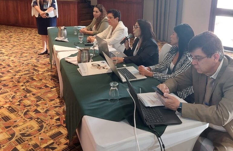 Representantes institucionales en la mesa principal durante la inauguracion