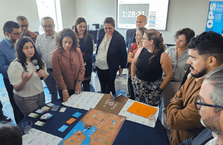 Participantes del taller durante el juego de mesa