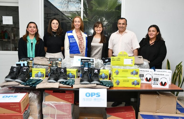 Foto de la entrega de insumos a las autoridades de Chaco