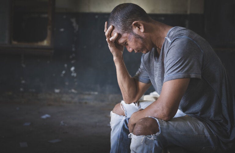 Homem sofrendo