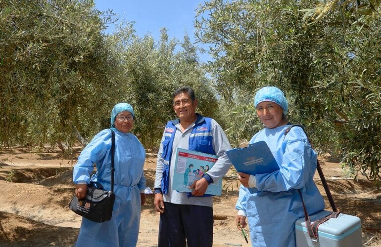 Personal de salud en comunidad en Peru