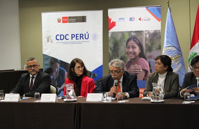 Viceministro de Salud Pública del Perú, Representante de la OMS/OPS en Perú junto a comisión regional durante presentación de recomendaciones