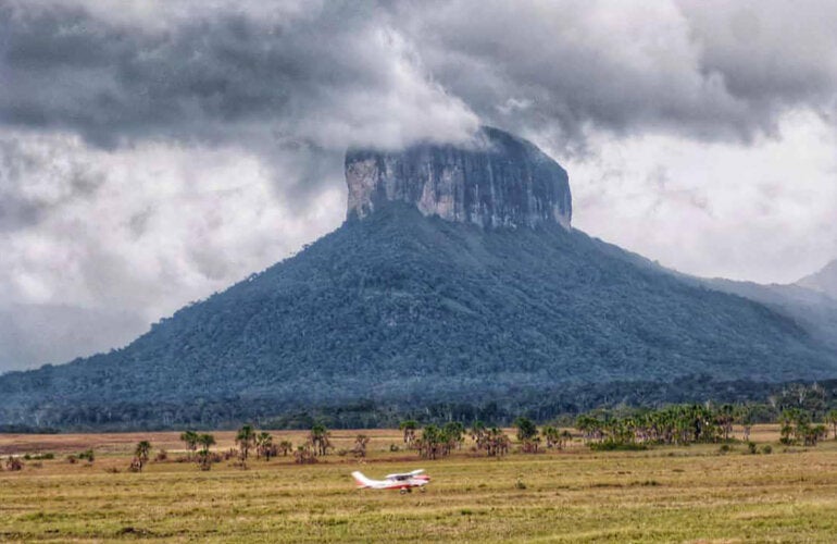 Avioneta con medicamentos e insumos para atender a comunidades indígenas aterriza en Wonken, sector VIII del municipio Gran Sabana, estado Bolívar, Venezuela