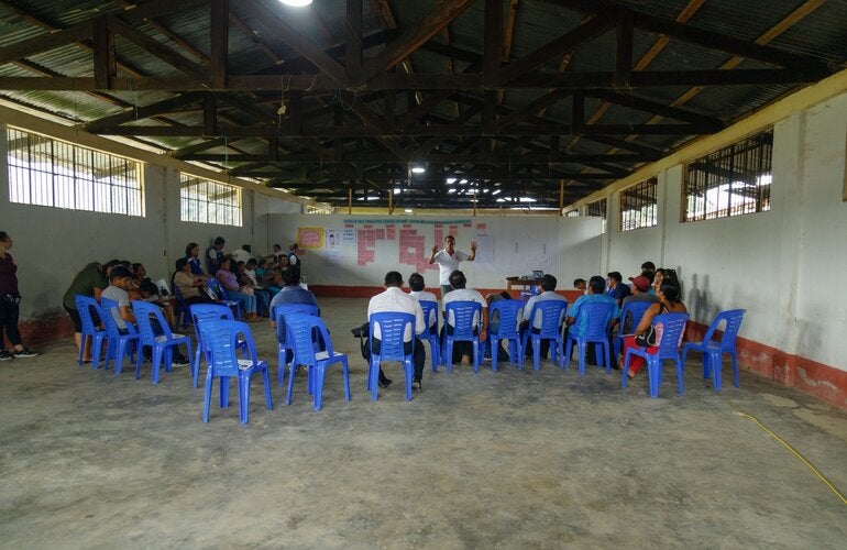 OPS/OMS || Facilitador y miembros de una comunidad en diálogos de saberes. Archivo OPS. 