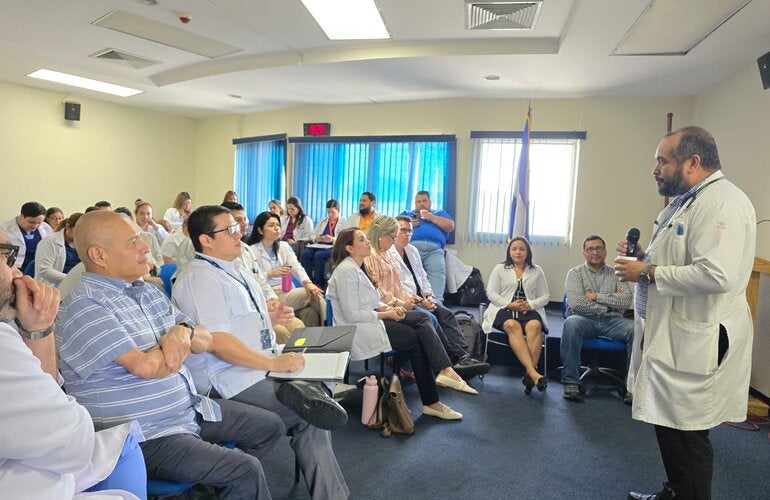 Personal capacitándose sobre dengue 