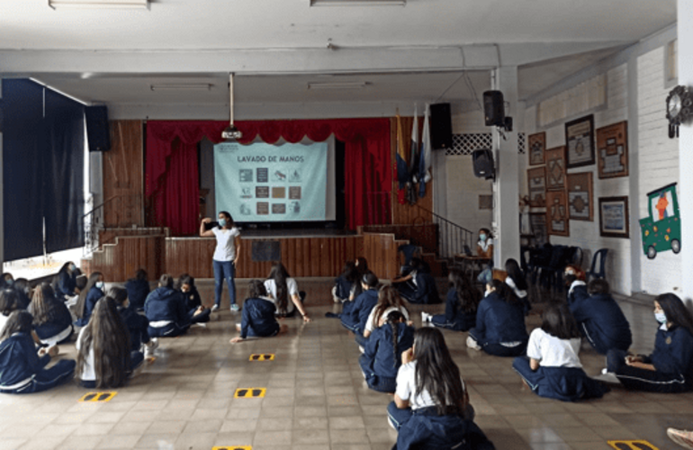 Jóvenes aprenden sobre resistencia bacteriana