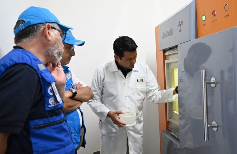 Expertos de OPS visitan la Unidad Colaborativa de Bioensayos Entomológicos (UCBE) 