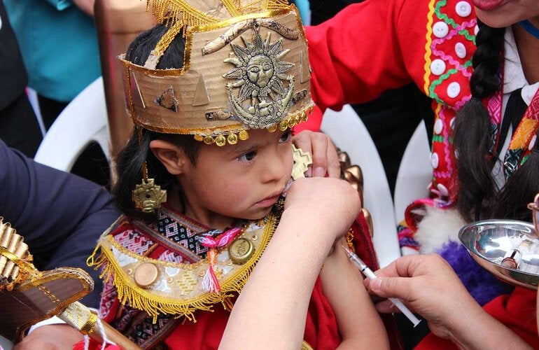 Niña es vacunada contra el sarampión