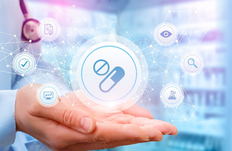 Mão com comprimidos e dispositivos médicos flutuantes