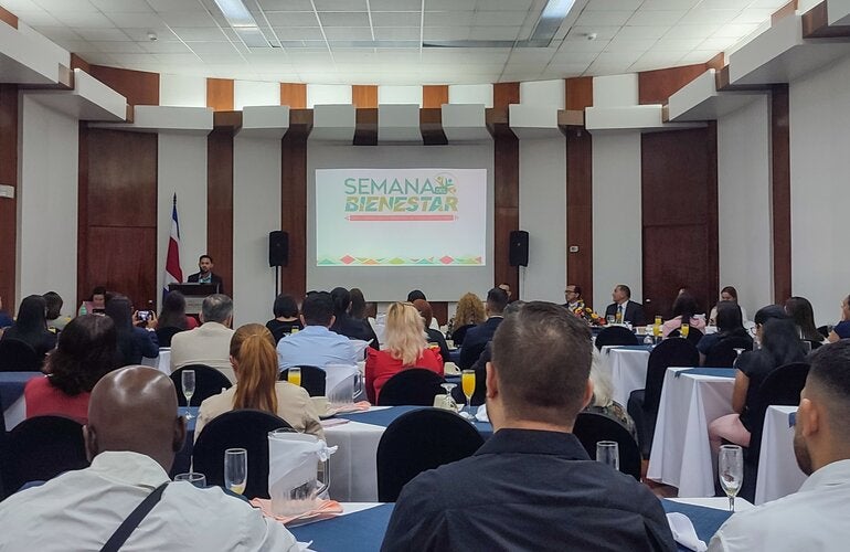 Participantes observando el escenario principal