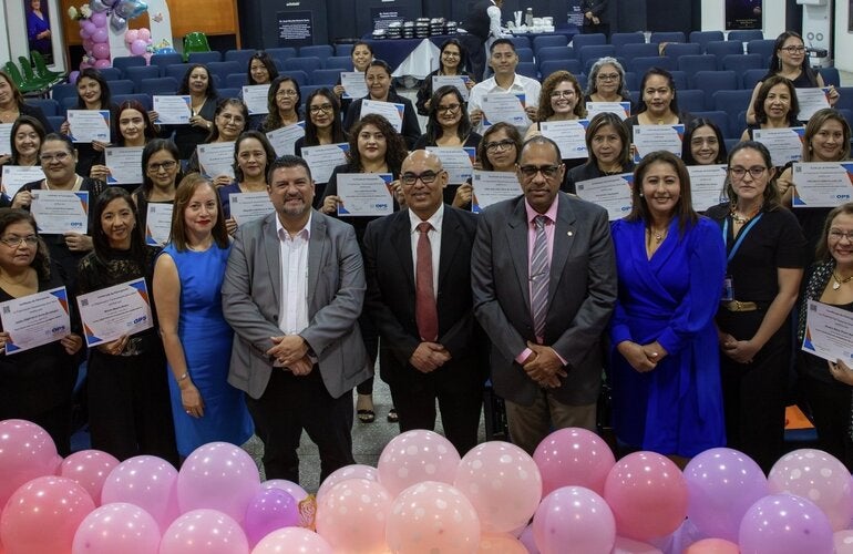 Trabajadores sociales reciben su diploma por finalización del curso virtual del cuidado paliativo