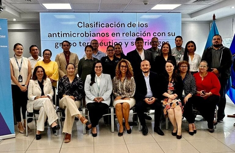 asistentes a reunión para elaborar informe GLASS