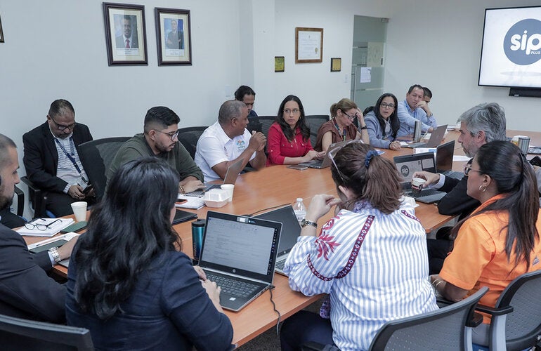 Fotografía de la mesa de trabajo donde el MINSA y CSS anunciaron significativos avances en la integración de la historia clínica del SIP Plus. 