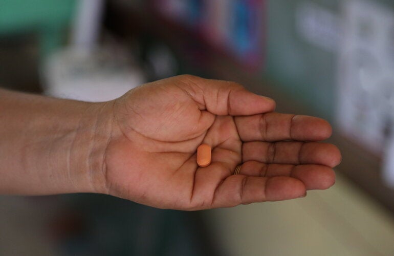 Mano sosteniendo una pastilla