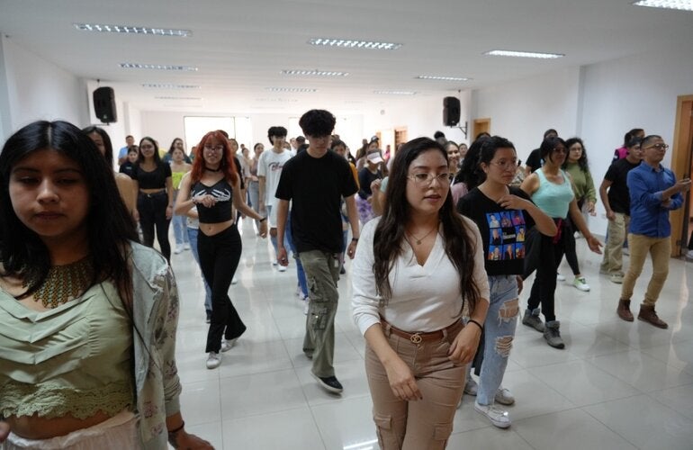 Jóvenes participan en taller “Salsa para el alma”