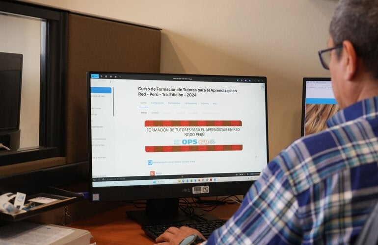 Estudiante frente a su computadora inicia el curso de Formación de Tutores