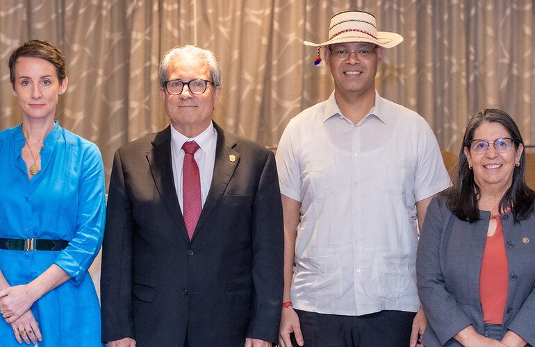 Fotografía de las autoridades presentes en Simposio Conmemorativo del 75 Aniversario del INCAP. Este evento, reunió a expertos nacionales e internacionales para discutir estrategias innovadoras en la prevención de enfermedades no transmisibles (ENT) relacionadas a la nutrición en Panamá.