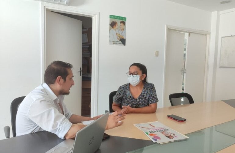 personal OPS entrevistando a personal de salud