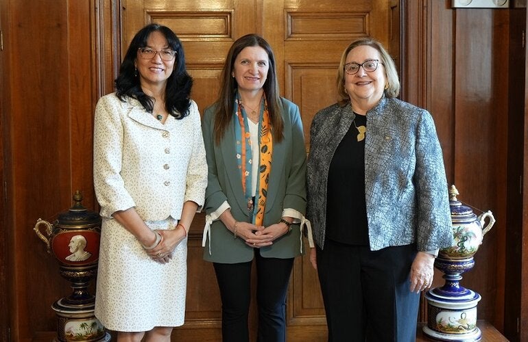 De izquierda a derecha representante de OPS en Uruguay, ministra de Salud de Uruguay y directora del CLAP/SMR