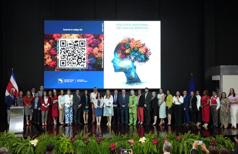 Autoridades y actores involucrados en la politica posando para la foto oficial