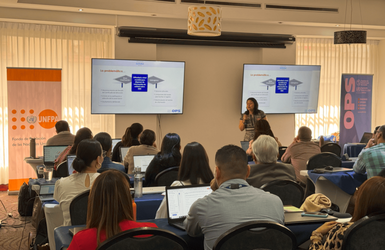 Participantes del taller durante una de las presentaciones