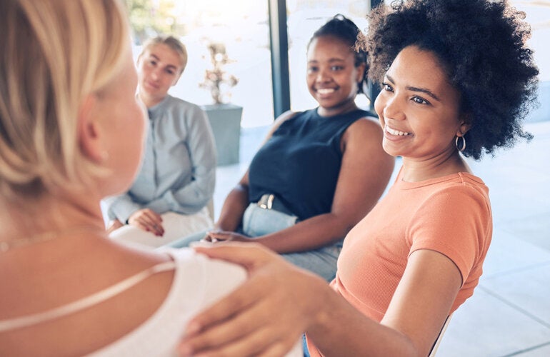 pequeno grupo de pessoas sorrindo vibrações positivas